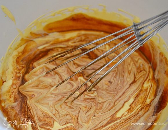 Аккуратно вводим сливки с шоколадом во взбитые желтки... Сначала добавляем совсем немного еще горячих сливок в желтки и тщательно перемешиваем, чтобы яйца не свернулись.  