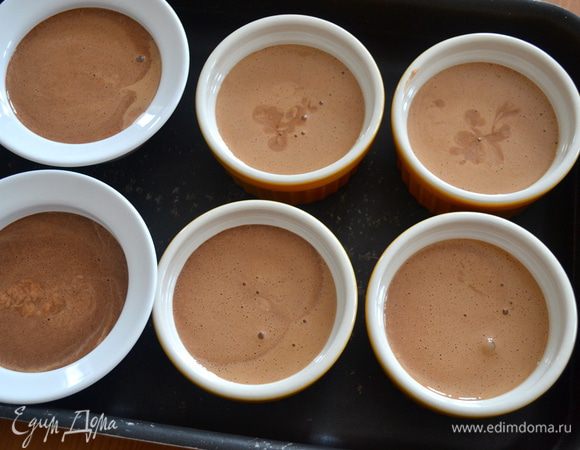 Затем добавляем все сливки и еще раз все перемешиваем. Разливаем получившуюся смесь по формочкам-креманкам (не доходим до края формочек как минимум на 1,5 см, т.к. пудинг будет подниматься!!!). В форму, где стоят креманки налить горячей воды, так чтобы формочки оказались на 2/3 в воде.  
