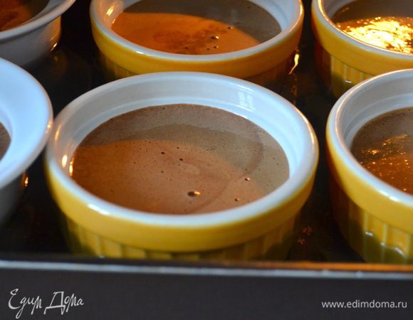 Ставим форму с пудингами в духовку на 25-30 минут. 