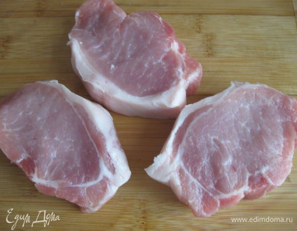 Свинину промыть и высушить салфеткой.  Разрезать на три части и вырезать  из них медальоны. Посолить, поперчить.

