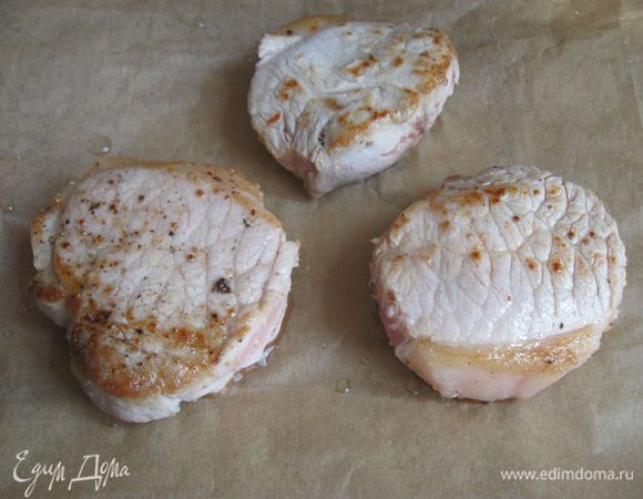 Медальоны обжарить на  масле на  раскаленной сковороде с обеих сторон. Довести  до нужной степени готовности в духовке при температуре 200 градусов. Вынуть из духовки, немного охладить.