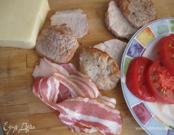 Каждый кусок разрезать  на две части. Бекон обжарить на сковороде.Помидор  помыть, просушить и нарезать на кружки средней толщины.
