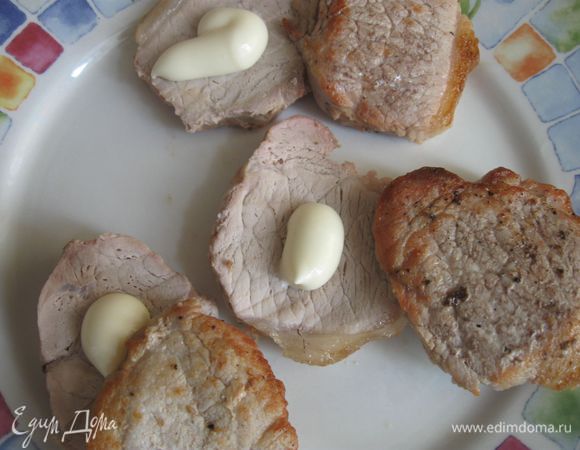  Смазать половину медальонов  майонезом.