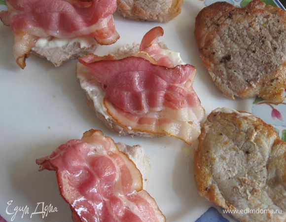 Сверху поместить обжаренный бекон. 

 