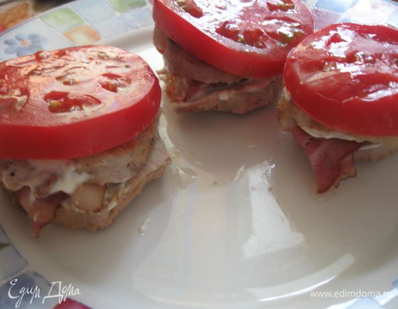 На бекон выложить еще один медальон из свинины, затем - кружок помидора.
