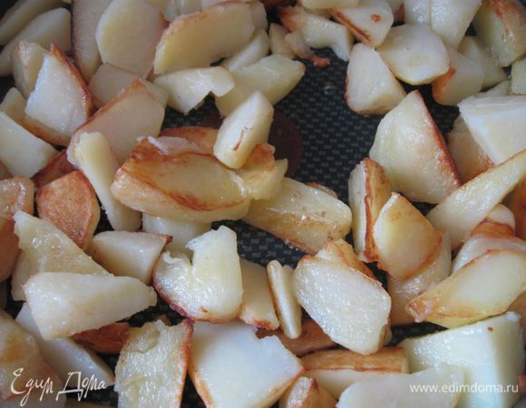 Картошку почистить, отварить в течение 10 минут, слить воду. Немного остудить. Порезать на  дольки. Обжарить на масле на раскаленной сковороде до появления золотистой корочки. Посолить по вкусу.