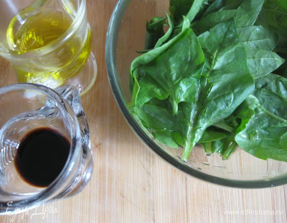 Отделить листья шпината от стеблей,  промыть и просушить. Шпинат мелко порезать, добавить  винный уксус, оливковое масло. Перемешать.