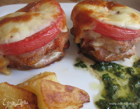 На  тарелку выложить  запеченную свинину,  картофель, соус. Подавать немедленно. 
Приятного аппетита!
