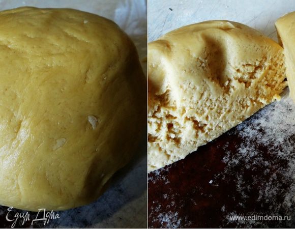 Добавить муку, смешанную с разрыхлителем, и  замесить мягкое, нежное тесто. Разделить его на 2 части. 