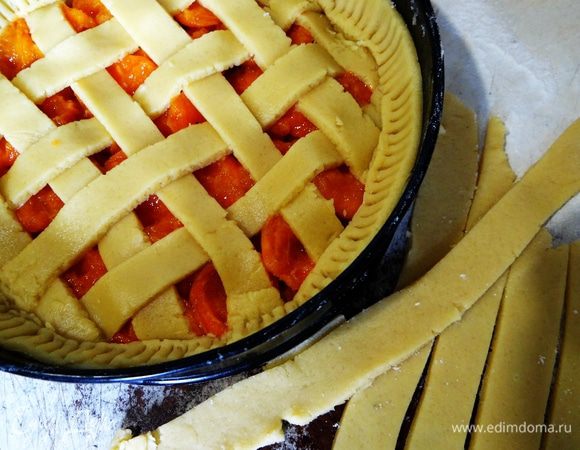 Оставшиеся полосочки пустить поверх бортиков, и придавить немного вилкой. Выпекать пирог при 180*С около 30 минут.