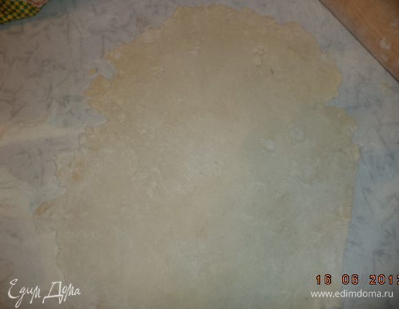 Размороженное слоёное тесто раскатать в тонкий пласт.