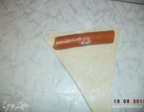 На каждый треугольник выложить по колбаске и свернуть рулетик.