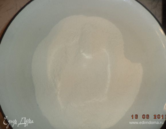 Перемешать муку, разрыхлитель и сахар.