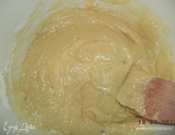 Соединить мучную и масляно - шоколадную смеси. Перемешать.