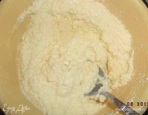 Теперь готовим начинку. Творог протереть через сито. Прибавить сахар, сливки и яйцо.