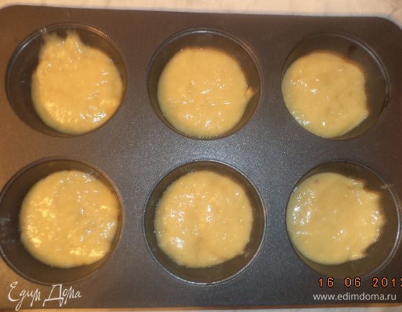 Заполнить формочки для маффинов тестом на 1/2 высоты. Сверху на тесто выложить по 1 ст. л. творожной начинки.
