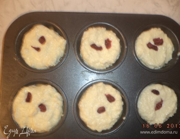 Можно украсить маффины 2-3 сушёными или свежими ягодами. 
Выпекать при температуре 180 градусов 25-30 минут.
Приятного аппетита!