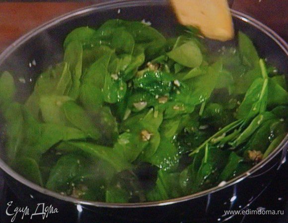 Шпинат промыть, обсушить кухонным полотенцем и припустить в разогретом  масле( 20 мл ) с мелко порубленым шалотом, имбирём и чесноком, посолить, поперчить, влить половину  соевого  соуса. Охладить. 