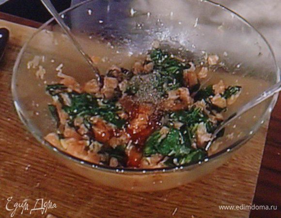 Смешать со шпинатом, добавить зёрна сезама.