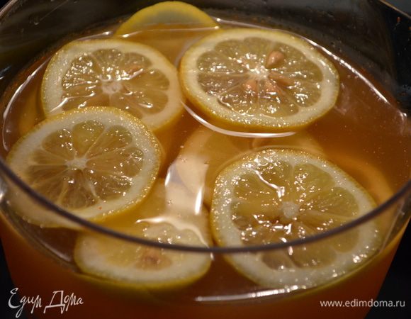 Порежем лимон кругами и выложим поверх.