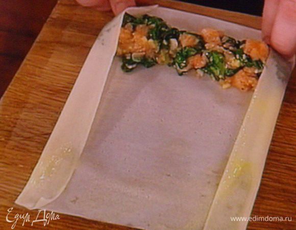 Края тоже смазать смесью белка с водой и завернуть ролл 