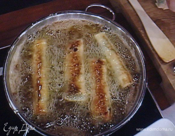 Обжарить роллы в разогретом масле. Масло выбирать без особо выраженного запаха и вкуса.