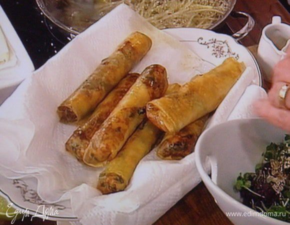 Выложить на кухонную салфетку, чтобы удалить лишний жир.