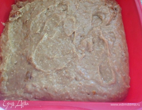 Добавляем яйца, разрыхлитель, затем муку.<br />
С мукой я часто экспериментирую. Количество сохраняю, но смешиваю несколько видов.  В последний раз брала так: 1 стакан пшеничной муки, полстакана овсяных отрубей и полстакана тыквенной муки. Получилось замечательно. Тут вариантов великое множество, если любите что то изобретать. Ну а если нет, то с пшеничной результат всегда обрадует!