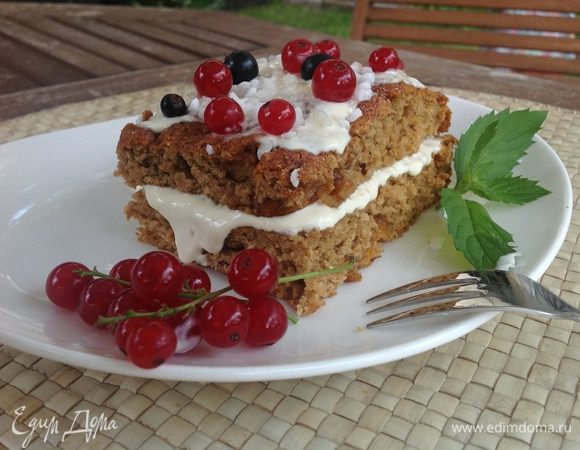 Я же для большего эффекта разрезала пирог на два коржа, добавила сметанный крем (сметана, сахар, ванилин) и все. Красота и вкуснота))))