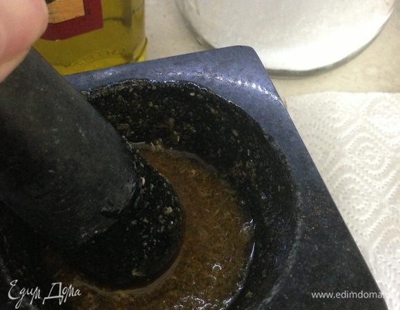 Добавить к нему чеснок, соль, перец и масло, всё вместе еще немного "помять"