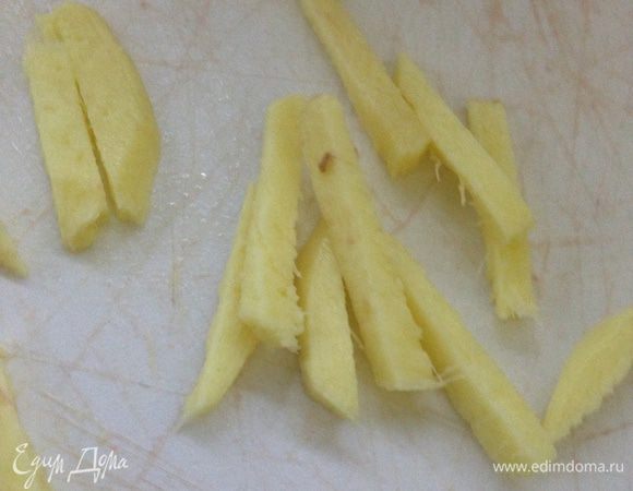 Очищаем и нарезаем соломкой имбирь