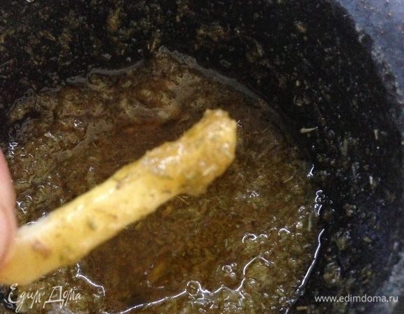 Обильно обмакиваем каждый кусочек имбиря в чесночно-розмариновой кашице