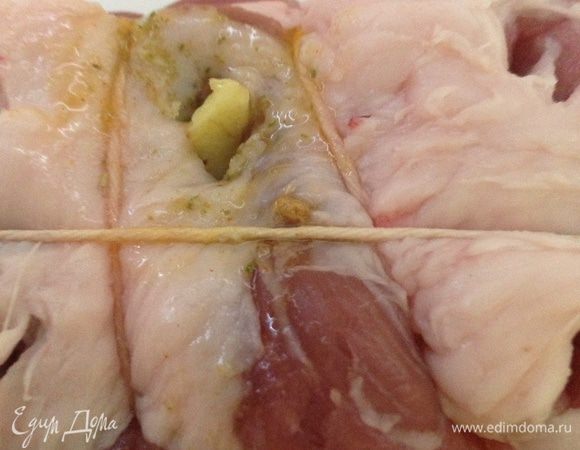 И вставляем их в сделанные в мясе надрезы