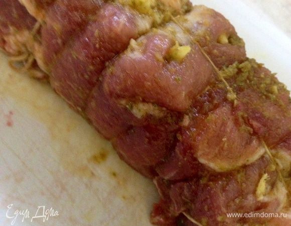 Оставшейся смесью натираем весь кусок мяса, со всех сторон и ставим в разогретую до 200 градусов духовку, на час. Если нужно, чтобы была слегка розовая серединка у мяса можно вытащить минут через 45-50