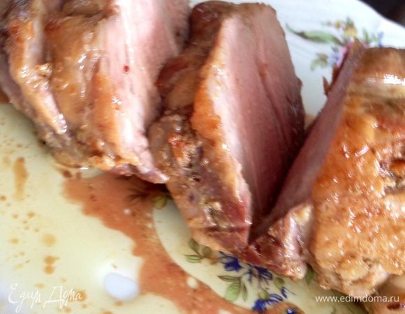 Получается невероятно сочное вкусное мясо! Обязательно полейте мясо оставшимся на противне соком и обмакните в него кусок  свежевыпеченного домашнего хлеба ....мммммм! Приятного аппетита!