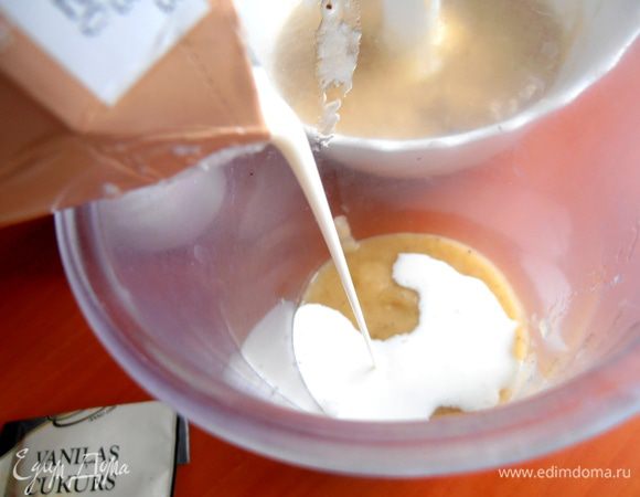 Подливаем к банановому пюре кофейные сливки... (я всегда их держу в холодильнике для кофе или какао)