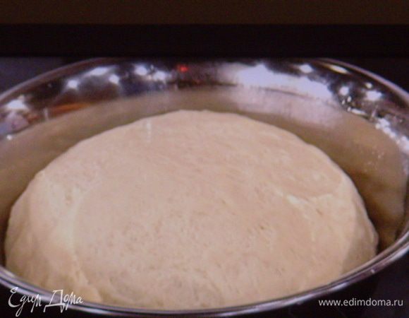 К сожалению не сохранила фотографии процеса приготовления теста. Здесь даю старую архивную фотку. У каждой хозяюшки есть свой проверенный способ замеса дрожжевого теста, можно воспользоваться им, а я дам свой вариант: Муку просеять в большую миску. В середине сделать рукой выемку. В 60 мл  тёплого молока растворить дрожжи, добавить 1 ч л сахара, влить эту смесь в нашу лунку и пальчиком подмешивая  с краёв лунки понемногу муку, превратить  дрожжевую  лужицу в кашицу. Накрыть тёплым, влажным полотенцем или плёнкой и поставить подходить опару на 20- 30 мин в тёплое место. Тем временем снять с апельсина цедру, выжать сок. От 2 яиц  отделить желтки, сешать с остальными 2 яицами, вмешать 50 г сахара, щепотку соли, цедру и сок апельсина. Все ингридиенты с 60 г масла комнатной температуры вмешать к опаре, замесить гладкое тесто. Опять накрыть, поставить в тёплое место, пока тесто не вырастет в 2 раза.