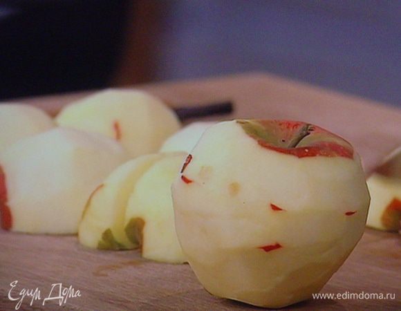 Очистить яблоки.