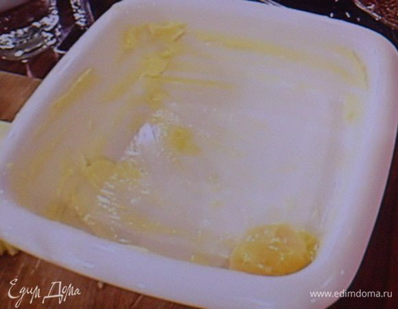 Жароустойчивую форму обильно смазать маслом.