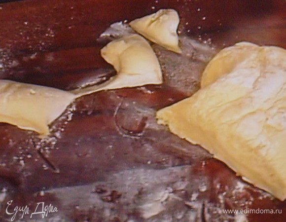 Подошедшее тесто распределить на шарики и уложить каждый плотненько друг к другу в нашу форму. Дать отдохнуть в форме 10- 15 мин и выпекать в разогретой духовке при 200° около 30- 40 мин. 