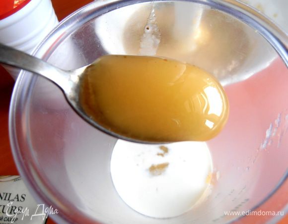 Добавляем ложечку мёда...Можно взять любое варенье вместо мёда и карамельного сиропа. Но мёд с бананчиками очень-очень сочетается)))