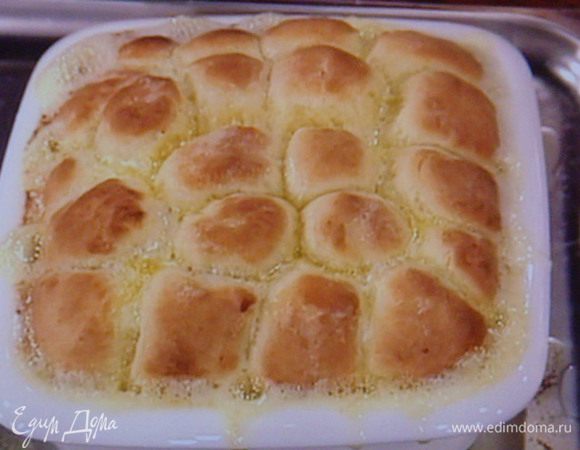 Тем временем нагреть оставшееся молоко и за 10 мин до окончания выпечки залить горячим молоком наши булочки. Допечь до конца, до золотистого цвета.
