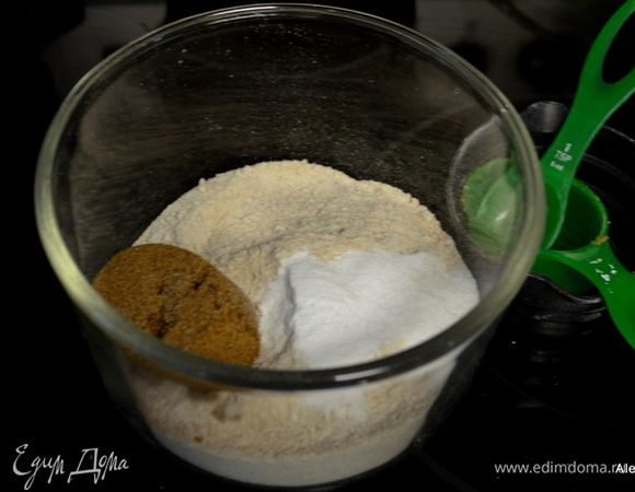 Смешать вместе: муку, пищевую соду, коричневый сахар и соль.