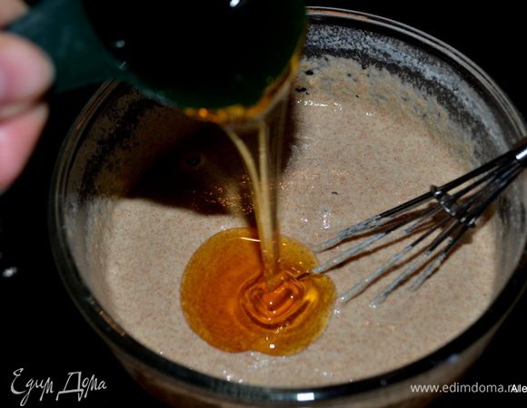 В отдельной емкости смешать уксус  и молоко,вылить в муку и перемешать.
Затем добавить мед, перемешать.