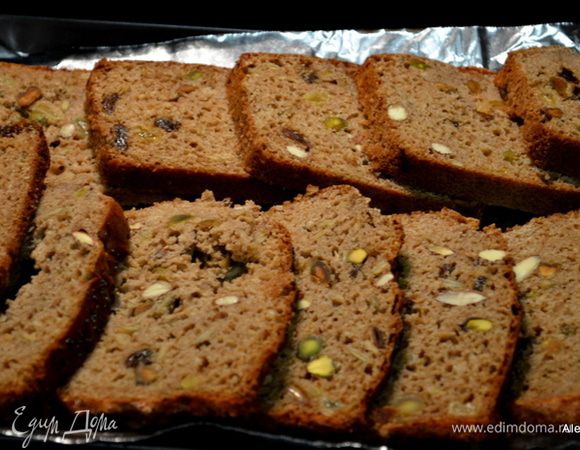 Дать полностью остыть и поставить после в морозильник на 4 часа. После такой заморозки кекс будет хорошо разрезать на мини крекеры. Если у вас замораживается ночь, перед разрезом дать постоять 10 мин. при  комнат. тем-ре.
Выложить крекеры на противень с фольгой и поставить в разогретую духовку на 8 мин. примерно.