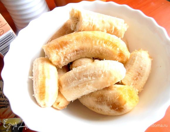 Очищаем переспелые бананы...