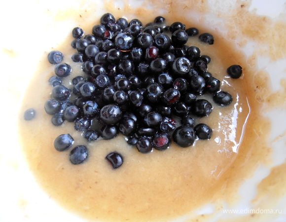 Добавляем горсть ягод в банановое пюре...