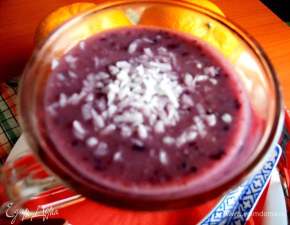 Кидаем лёд и украшаем верх кокосовой стружкой.