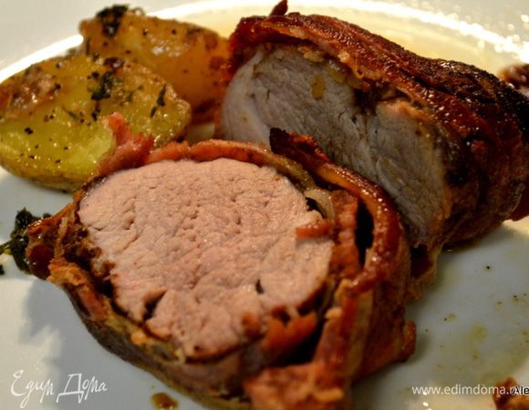 Достанем  из духовки дадим постоять 10 мин. И разрезаем на порции. Подаем к столу. Приятного аппетита.