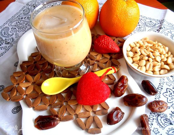 Подаём к коктейлю солёненький арахис и финики...Надо себя побаловать полезным сладеньким)))